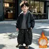 Chaqueta de cuero forrada de forro polar para niños, nuevo estilo 2026, ropa exterior de otoño e invierno para niños, fresca y elegante, chaqueta engrosada para niños pequeños y mayores, a la moda