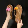 Chanclas antideslizantes cómodas de playa Hello Kitty para mujer, calzado exterior de verano 2026, sandalias planas de playa con lazo