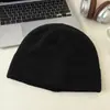 Novo gorro de tricô oversized para mulheres, projetado para fazer o rosto parecer menor, adequado para uso ao ar livre, versátil, quente e disponível em cores lisas. Versão masculina também disponível, com opções de impressão de logotipo