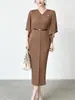 Vestido europeo y americano transfronterizo de talla grande, corte holgado, con cuello en V, cinturón para ceñir la cintura, adelgazante, irregular, con pliegues de escamas de dragón, elegante estilo Issey Miyake