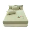 Conjunto de Tres Piezas de Invierno/Otoño Estilo Nuevo Terciopelo Plus Engrosado Bordado de Toalla de Terciopelo de Leche Sábana Ajustada Protector de Colchón