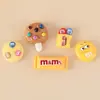 Juguete de Comida de Dibujos Animados Accesorios de Resina M&M Galleta Crema Pegajosa Zapato de Madera Pasador Broche Decoración DIY M&M Realista