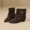 Botas de Cano Curto Melanoides Bico Fino Femininas 2026 Outono/Inverno Novas Estilo Deserto Retro Versátil Slip-on Fivela de Cinto Botas de Moda