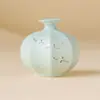Florero Blue Star Nube de Grulla Salvaje, una pieza decorativa para la sala de estar, perfecta para arreglos florales, que irradia un lujo ligero y una estética de alta gama. Es un jarrón de cerámica adecuado para uso doméstico y se puede utilizar como un pequeño recipiente para flores o un adorno decorativo.