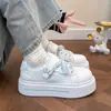 Tenis blancos de suela gruesa para mujer, nueva colección de otoño 2026, zapatos deportivos que aumentan la altura, perfectos para combinar con vestidos, zapatos casuales versátiles
