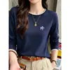 Camiseta de algodão puro com gola redonda e mangas compridas, estilo two-piece falso, para mulheres, top branco moderno e versátil para o outono, novo modelo 2026