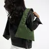 Bolsa de Mão Vintage com Tachas para Mulheres, Novo Modelo Outono 2025, Couro Oleado e Encerado, Textura Simples de Alto Padrão, Bolsa de Ombro Único para Sobraco