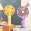 Atacado do Fabricante Ventilador de Mão Fashionável Estilo Inglês com Cabo Transparente e Lâmina Grande, Silencioso e Portátil, Adequado para Dormitório e Uso ao Ar Livre