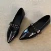 Outono 2026 Novo Estilo Retrô Francês Sapatos Mary Jane Pontudos com Fivela de Rebite para Mulheres Salto Baixo Vermelho Sapatos de Salto Único