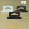 Gancho para agujero de avión hebilla de triángulo de plástico embalaje en caja de color gancho de plástico caja de papel plana tridimensional oreja colgante hebilla colgante