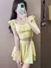 Biquíni Amarelo Duas Peças Feminino 2026 Novo Sensação de Alto Padrão Estilo Saia Dividida Emagrecedor Roupa de Banho Férias Roupa de Banho Estudante Feminina
