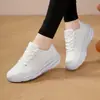 Zapatos deportivos y casuales transpirables para mujer, nuevo diseño de malla, adecuados para ventas transfronterizas, actividades al aire libre y baile en la plaza, con suela gruesa y punta redonda