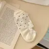 Meias de bolinhas meias curtas femininas primavera e verão meias de algodão estilo fino cor sólida meias sapatilha calcanhar antiderrapante de bolinhas meias invisíveis preto e branco femininas