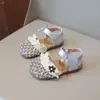 Sandálias Infantis Verão Novo Estilo 2026 Novas Sandálias Princesa para Meninas Bebê Menina Pequena Vazadas Sandálias de Praia