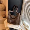 Bolso de lana retro de invierno 2025, nuevo bolso de compras de doble cara con letras en relieve y rayas en contraste, bolso de hombro para la axila.