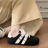 Tênis femininos populares estilo alemão, novos sapatos brancos acolchoados versáteis para primavera e outono de 2026, tênis esportivos femininos para estudantes