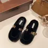 Medias pantuflas mullidas con hebilla de metal para mujer, estilo perezoso de punta cerrada sin talón, para otoño e invierno, pantuflas tipo mula para exteriores