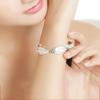 Nueva pulsera de moda para mujer, abierta, de cobre blanco, bañada en plata, con alas de ángel, pulsera para mujer, primera joya, regalo.