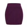 Conjunto de duas peças: um top de malha estilo francês com decote V, ombros à mostra e mangas compridas, combinado com uma minissaia sexy, que modela o corpo e afina a cintura.