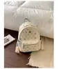 Mochila feminina colorida com estampa de letras, uma opção de nicho e leve para meninas, perfeita para passeios, feita de couro macio, com um estilo preppy adequado para a escola