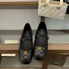Sapatos Mary Jane de Tira Única Estilo Novo 2026 com Salto Escondido, Design Xadrez e Apliques de Flor de Metal para Mulheres, Adequados para Combinar com Vestidos
