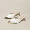Novidade Estilo Primavera e Verão 2025 Meia-sapatilha Baotou para Usar na Rua Bico Fino Salto Baixo Robusto Sapatos Femininos Sandálias e Chinelos Chinelos Confortáveis