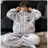 Pijama de manga larga de forro polar de coral para niños para otoño e invierno, con un lindo diseño de dibujos animados, un aspecto elegante y que proporciona calidez para usar en interiores.