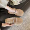Versátiles y ligeras, zapatillas de algodón para exteriores de invierno con perlas, nuevo diseño de suela blanda 2026, zapatos tipo frijol peludos para mujer, estilo elegante y casual de felpa