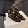 Botas de calcetín planas de gamuza mate estilo simple, nuevas para Otoño e Invierno 2026, Europeas y Americanas, Botas de tacón bajo ajustadas, Botines cortos elegantes de punta cuadrada para mujer
