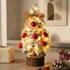 Nuevo producto navideño transfronterizo: Set de árbol de Navidad pequeño cubierto de nieve blanca flockada de 28 cm, adorno de escritorio mini decoración