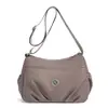 2026 Nova Bolsa de Ombro Única Simples Leve de Tecido de Nylon com Múltiplos Compartimentos Feminina Casual Cor Sólida Bolsa Transversal de Viagem Moda