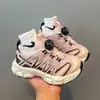 Novos estilos de outono e inverno de tênis esportivos infantis: sapatos de malha com botões para meninas, sapatos quentes forrados de fleece para meninos e "dad shoes" macios e antiderrapantes.