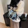 Bolso sencillo de otoño e invierno para mujer 2023 nueva moda bolso cubo de color en contraste nicho sensación de alta gama bolso de hombro Tong Qin