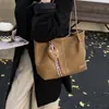 Bolsa Feminina Popular Transfronteiriça Bolsa Tote de Ombro em Couro Macio Retrô Grande Capacidade Bolsa para o Dia a Dia Nova Bolsa de Mão Casual 2025