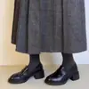 Mocassins femininos de couro macio, nova coleção outono 2026, sapatos de salto grosso, estilo britânico, sapatos slip-on de sola grossa, adequados para uniformes JK, sapatos pequenos de couro