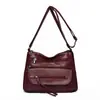 Nova Bolsa de Ombro Feminina de Couro Macio com Múltiplas Camadas 2025 Bolsa Transversal Simples e Fashion Grande Capacidade Bolsa de Ombro para Viagem para Mães