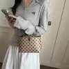 La popular bolsa cuadrada pequeña fresca de mano de este año para mujer 2026 Verano nuevo bolso de hombro único con lunares y bloques de color bolso cruzado para ir al trabajo