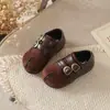 Zapatos de cuero retro de punta dividida, nueva colección primavera/otoño 2026, zapatos de niña estilo coreano con detalles de hebilla, zapatos Mary Jane de suela blanda