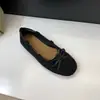 Bico Fino de Veludo Retrô Estilo Suave Feminino Marrom Novas Sapatilhas Mary Janes Outono/Inverno 2026 Corte Baixo