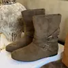 Botas femininas de tornozelo estilo novo 2026, que aumentam a altura, dobráveis, emagrecedoras, versáteis para outono e inverno, botas de cano médio, look de outono emagrecedor