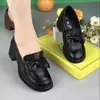 Mocassins de Couro Femininos com Laço e Salto Bloco 2026 Outono Novo Versátil Slip-On Sapatos de Couro Macio com Solado Grosso