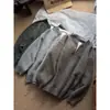 Visual em camadas com um suéter de tricô two-piece estilo americano com decote V e blocos de cor para homens, um suéter de outono simples e de caimento solto adequado para casais