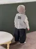 Chaleco a cuadros para bebé niño Otoño 2026 Nuevo conjunto de otoño para niños Estilo coreano Conjunto de sudadera y jeans para niños