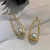 Pendientes de perlas irregulares de metal esmerilado de alta gama europeos y americanos para mujer, nicho de alta gama, estilo frío, pendientes largos, pendientes