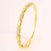 Pulseira Elegante para Mulheres com Toque de Luxo, Cravejada com Diamantes, Não Desbota, Design Aberto Versátil, Pulseira de Aço Titânio Banhada a Ouro Real 18K