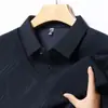 Nueva colección de otoño de camisetas de manga larga para hombres de mediana edad y mayores, con un diseño casual tipo camisa de dos piezas, corte holgado y cuello tipo polo.