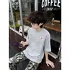 Camiseta de Manga Corta con Pliegues Bordados de Marca Moderna Estilo Americano para Hombre, Verano, Parche de Tres Rayas Gris, Corte Holgado, Top de Alta Costura para Pareja