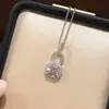 Mismo Estilo Collar con Colgante de Figura de Ocho Completamente Incrustado de Diamantes para Mujer, Lujo Ligero Moissanita de 2 Quilates, Cadena Elegante para Clavícula, Cobre