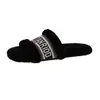 Chinelos Peludos Estilo Tweed para Uso Externo Feminino Outono 2025 Novos Chinelos Baixos Bordados Letras Linha Única Chinelos de Algodão Atacado