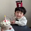 Montaje de escena de decoración para fiesta de cumpleaños del primer año del bebé, niño feliz, niño, corona, pastel, sombrero, tocado, gafas